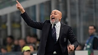Luciano Spaletti, İtalya ile Almanya arasında oynanan UEFA Uluslar Ligi maçında takımına seslenirken, 20 Mart 2025