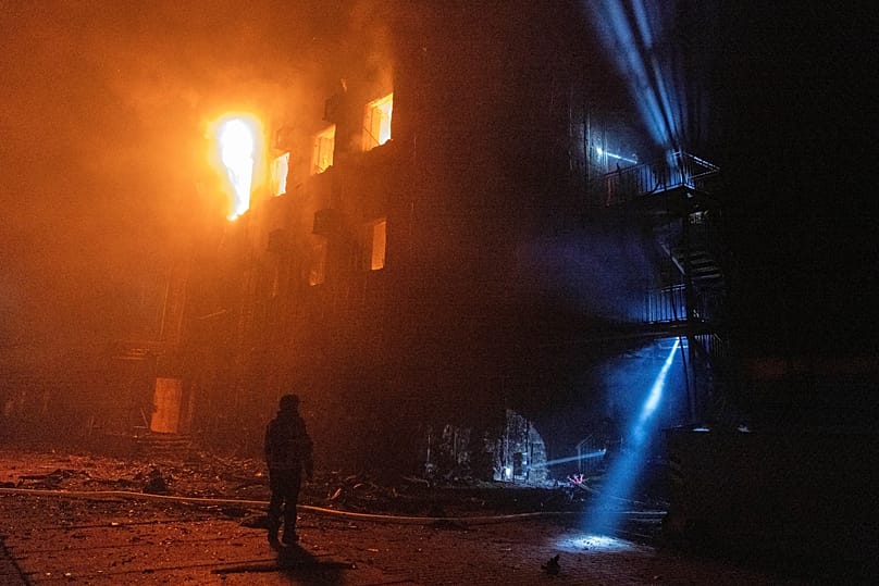 Acil durum personeli Sumy'deki bir yangını söndürmek için çalışıyor, 31 Ekim, 2025