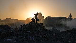 فلسطينيون يبحثون عن الحطب والبلاستيك في مكب نفايات بمدينة غزة، السبت 25 أكتوبر 2025.