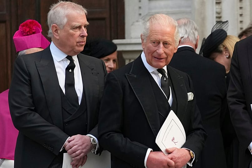 Le prince Andrew et le roi Charles III quittent la cathédrale Westminster à Londres après la messe de requiem pour la duchesse de Kent, le 16 septembre 2025.