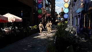  أفراد من الحرس الوطني الأمريكي يتجولون في رصيف الميناء، الجمعة 29 أغسطس/آب 2025، في واشنطن. 