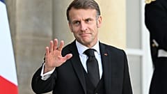 الرئيس الفرنسي إيمانويل ماكرون يلوح بيده، الخميس 30 أكتوبر/تشرين الأول 2025، في قصر الإليزيه بباريس. 