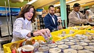 La gobernadora Kathy Hochul visita Common Pantry en Nueva York, ante la inminente suspensión de los beneficios del programa SNAP.