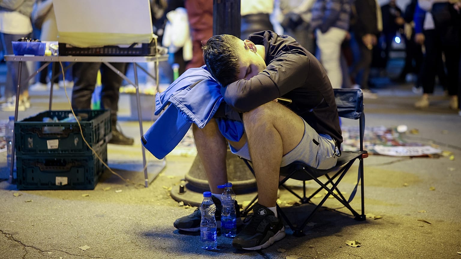 Az utcán alvó tüntető Ingyijában