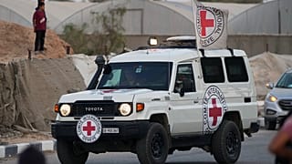 Un vehículo de la Cruz Roja forma parte de un convoy que transporta los cuerpos de dos personas que se cree que son rehenes fallecidos entregados por Hamás, jueves 30 de octubre de 2025.