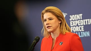 Премьер-министр Латвии Эвика Силина общается с представителями СМИ во время саммита лидеров объединенных экспедиционных сил в Эстонском рыцарском доме в Эстонии, вторник, 17 декабря 2024 года.