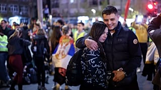 Des étudiants en route vers Novi Sad pour participer à un grande commémoration, un an après une catastrophe meurtrière à la gare de la ville.