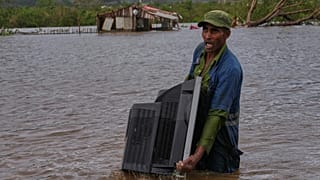 A tévéjét menti elárasztott otthonából egy kubai férfi
