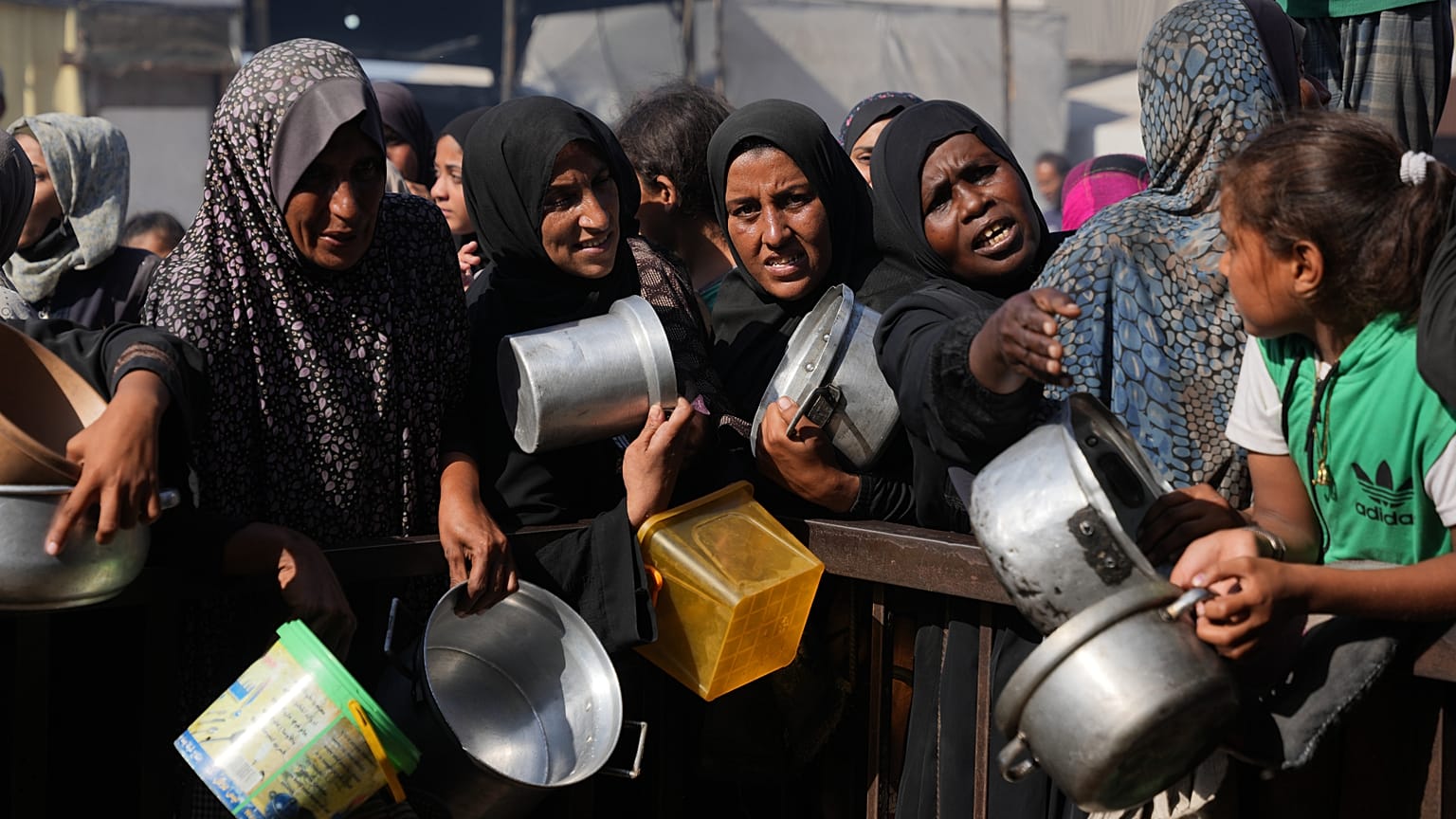 فلسطينيون ينتظرون الحصول على تبرعات من السكر والأرز بمدينة خان يونس جنوب قطاع غزة، الجمعة 31 تشرين الأول/أكتوبر 2025. 