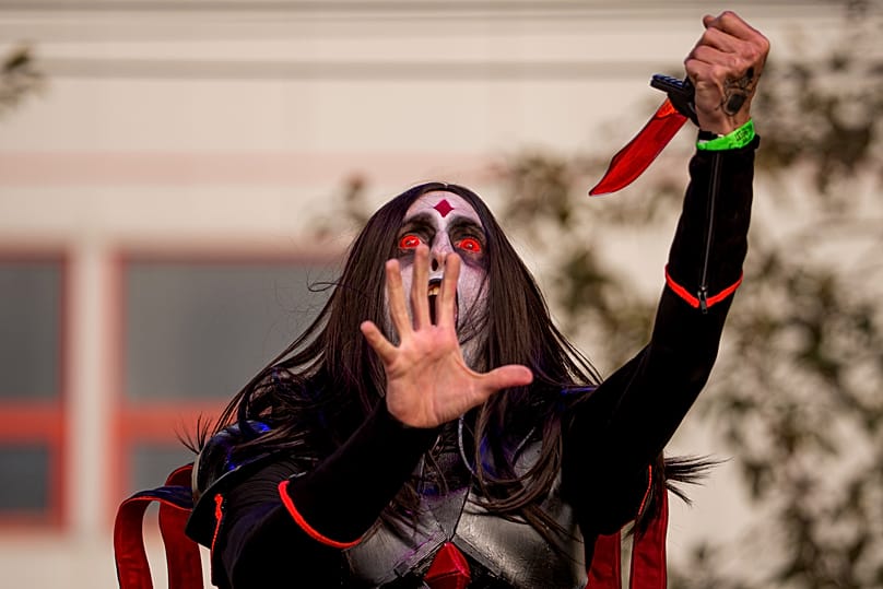 Ein Mann in einem Halloween-Kostüm in Rumänien, 25. Oktober 2025