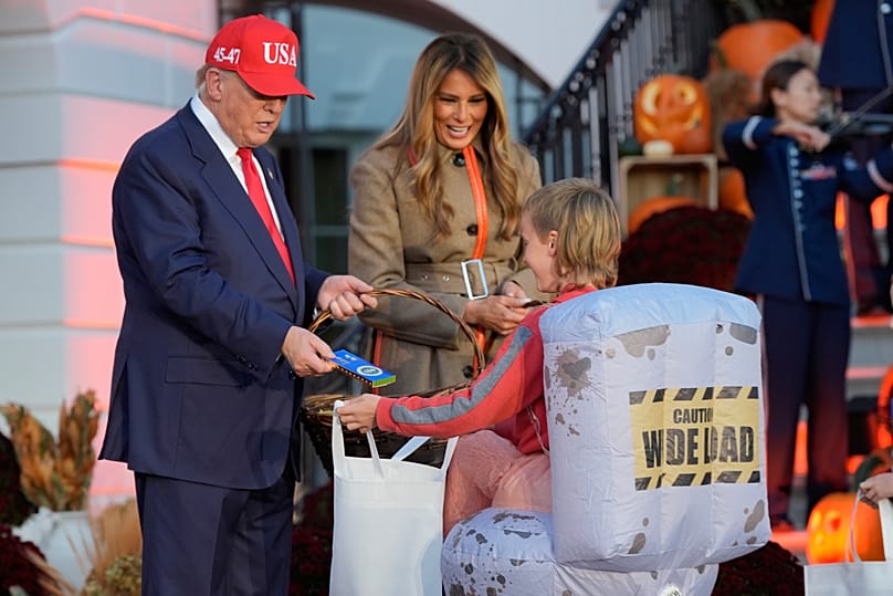 Donald und Melania Trump im Weißen Haus, die Kindern zu Halloween Süßigkeiten anbieten, 30. Oktober 2025