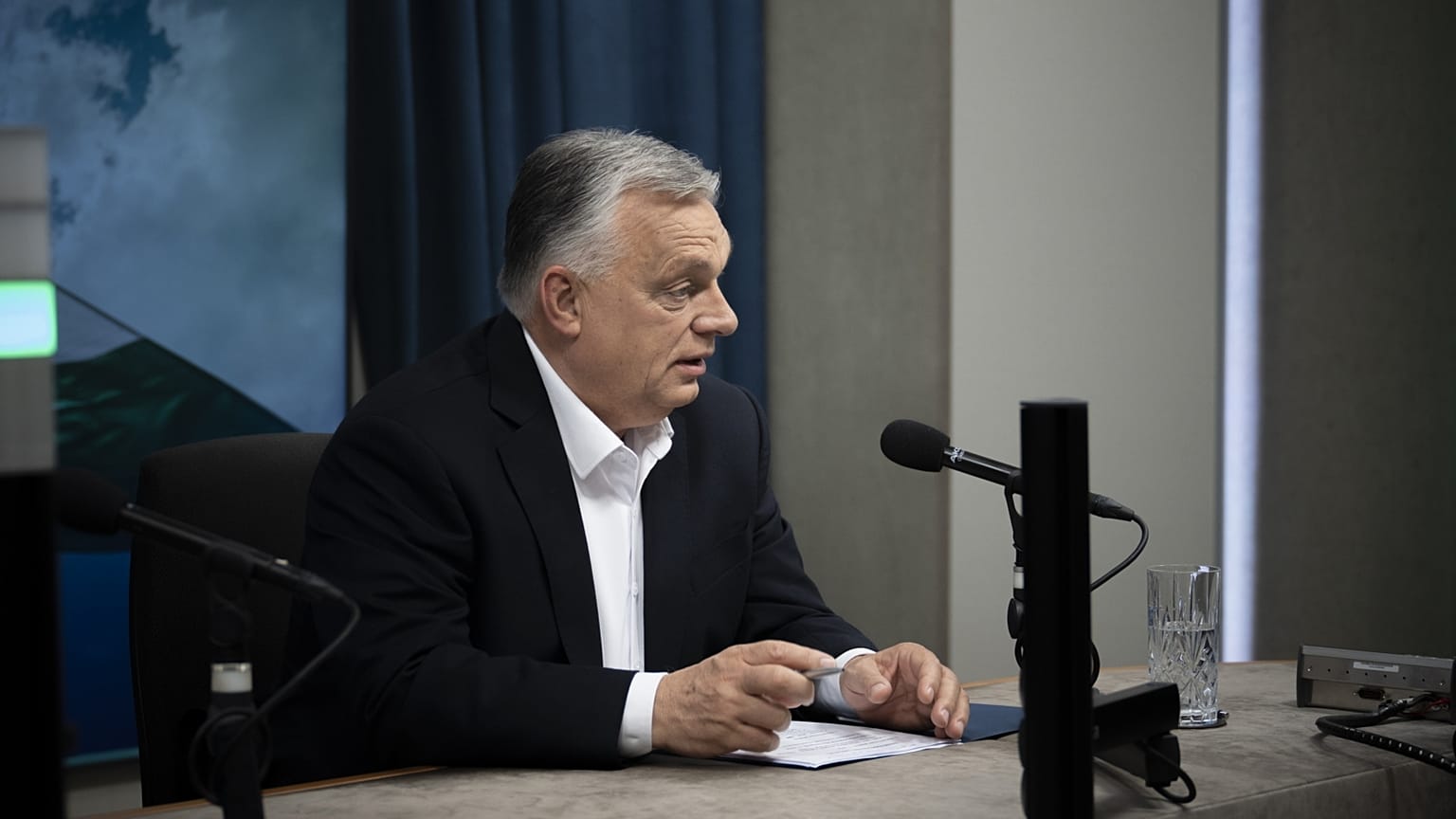 A miniszterelnök a Kossuth rádió stúdiójában