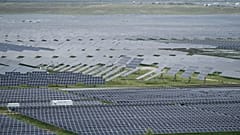 Una centrale solare è visibile nella prefettura di Hainan, nella provincia occidentale del Qinghai, in Cina, il 1° luglio 2025. (Foto AP/Ng Han Guan, archivio)