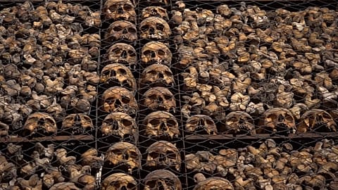 Divers plans de crânes humains enchâssés dans les murs à l'ossuaire de l'église San Bernardino alle Ossa, à Milan