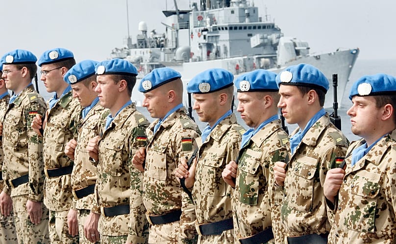 Archiv: Soldaten der Bundeswehr stehen am 28. Feb. 2008 vor der Kueste des Libanon an Bord der Fregatte Bayern.