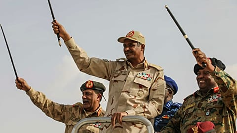Le général Mohammed Hamdan Dagalo, au centre, le numéro deux du conseil militaire, salue la foule lors d'un rassemblement d'une tribu soutenue par l'armée,