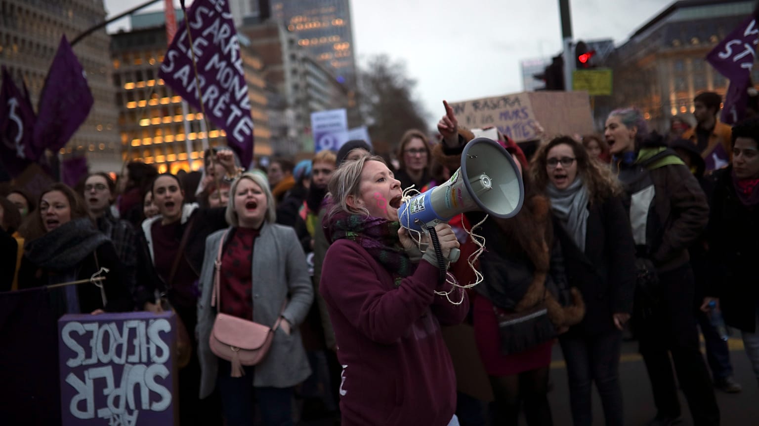 Varias mujeres gritan consignas durante una protesta con motivo del Día Internacional de la Mujer en Bruselas, Bélgica.