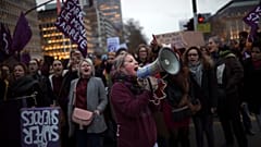 Демонстрантки выкрикивают лозунги во время акции протеста по случаю Международного женского дня. Брюссель, Бельгия. 