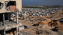 آلات وعمال مصريون يبحثون عن جثث رهائن بالقرب من مخيم للنازحين الفلسطينيين في مدينة حمد بخان يونس جنوب قطاع غزة ، الثلاثاء ، أكتوبر. 28, 2025.