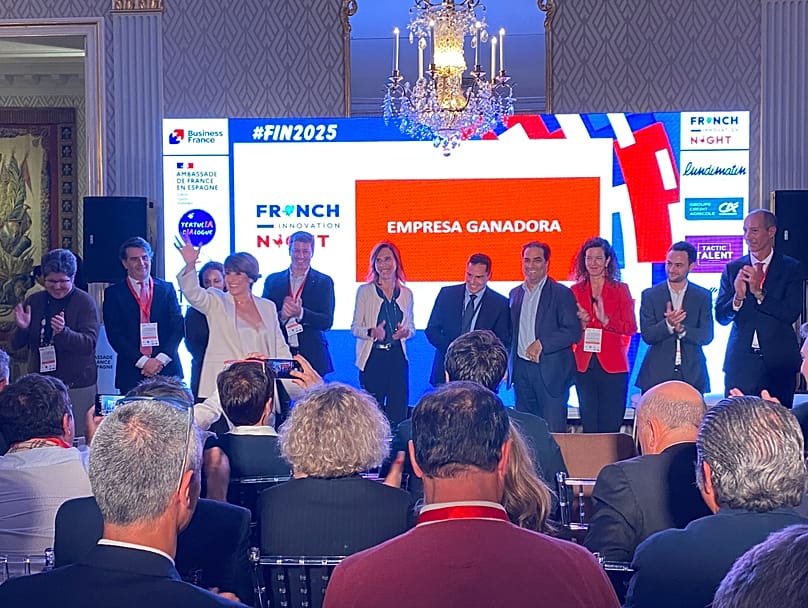 Imagen de la maestra de ceremonias, Helena Díez-Fuentes, y parte de los panelistas.