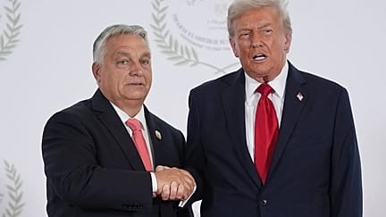 Donald Trump üdvözli Orbán Viktort az egyiptomi Sarm-es-Sejkben tartott csúcstalálkozón