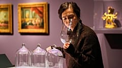 Bir ziyaretçi, Almanya'nın Düsseldorf kentindeki Kunstpalast Müzesi'nde kokunun tarihini araştıran "Kokuların Gizli Gücü" sergisindeki örnekleri kokluyor.