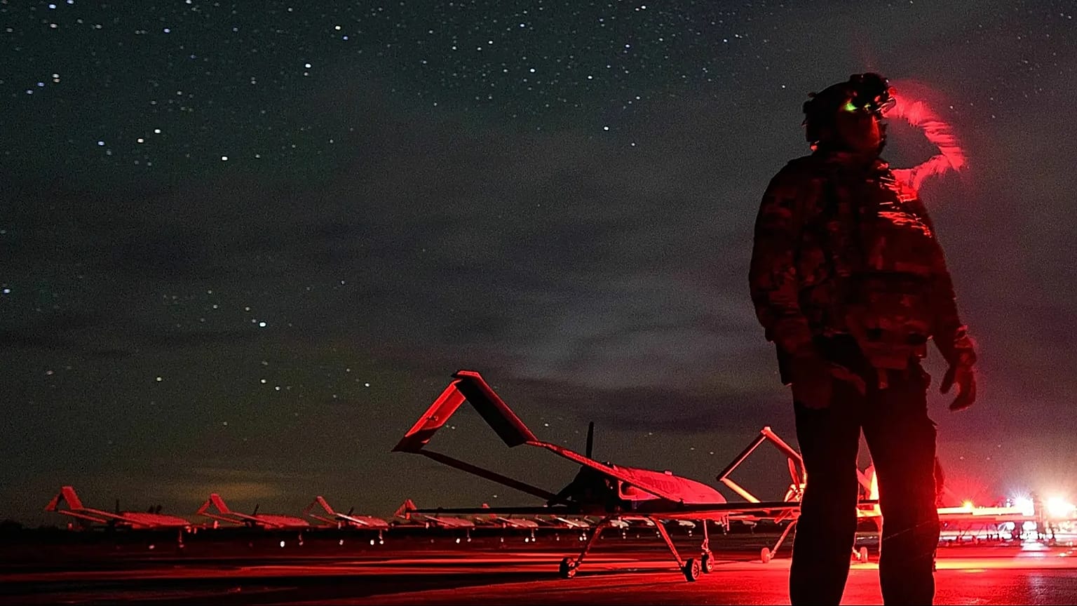 Un comandante ucraniano observa a través de unas gafas de visión nocturna minutos antes del despegue de un dron en un lugar no revelado de Ucrania, el 14 de octubre de 2025