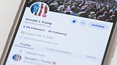  حساب Truth Social للرئيس الأمريكي دونالد ترامب على جهاز محمول. (تصوير: جون مينتشيلو، ملف/أسوشيتد برس)