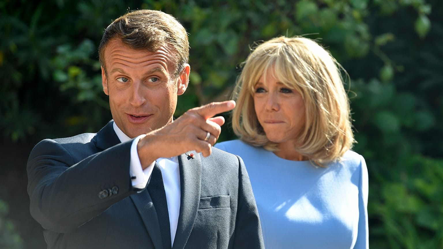 FILE: Il presidente francese Emmanuel Macron e sua moglie Brigitte aspettano il presidente russo Vladimir Putin nel forte di Bregancon a Bormes-les-Mimosas, 19 agosto 2019