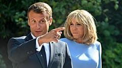  El presidente francés Emmanuel Macron y su esposa Brigitte esperan al presidente ruso Vladimir Putin en el fuerte de Bregancon en Bormes-les-Mimosas, el 19 de agosto de 2019