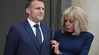 Frankreichs Präsident Emmanuel Macron und seine Frau Brigitte Macron warten im Élysée-Palast in Paris auf Jordaniens Kronprinzen Hussein, am Mittwoch, dem achten Oktober 2025.