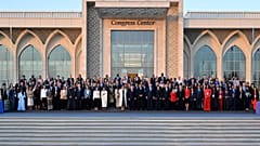 Jefes de Estado, ministros y representantes de la UNESCO posan para una foto de familia ante el Centro de Congresos de Samarcanda, sede de la 43ª Conferencia General de la UNESCO.