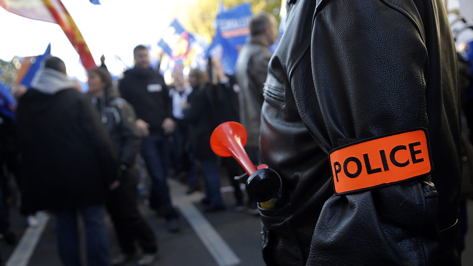 شرطة فرنسية (تصوير: كريستوف إينا/أسوشيتد برس)