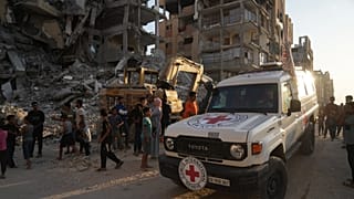 وصول آلية للصليب الأحمر إلى خان يونس جنوب غزة، حيث يعمل عناصر من حماس على البحث عن جثث رهائن، الجمعة 17 أكتوبر 2025.