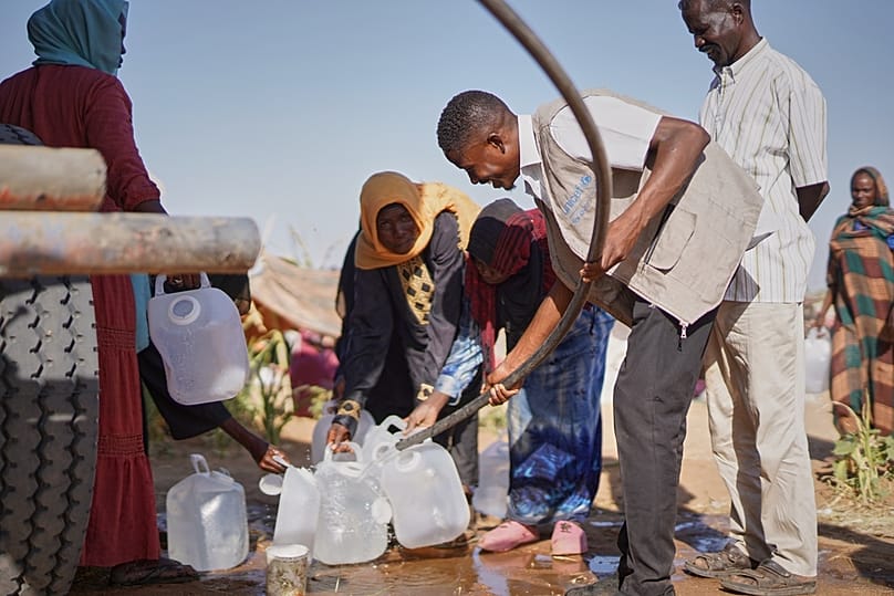 نازحون من الفاشر يحاولون الحصول على المياه في أحد المخيمات بدارفور، السودان، 27 أكتوبر 2025.