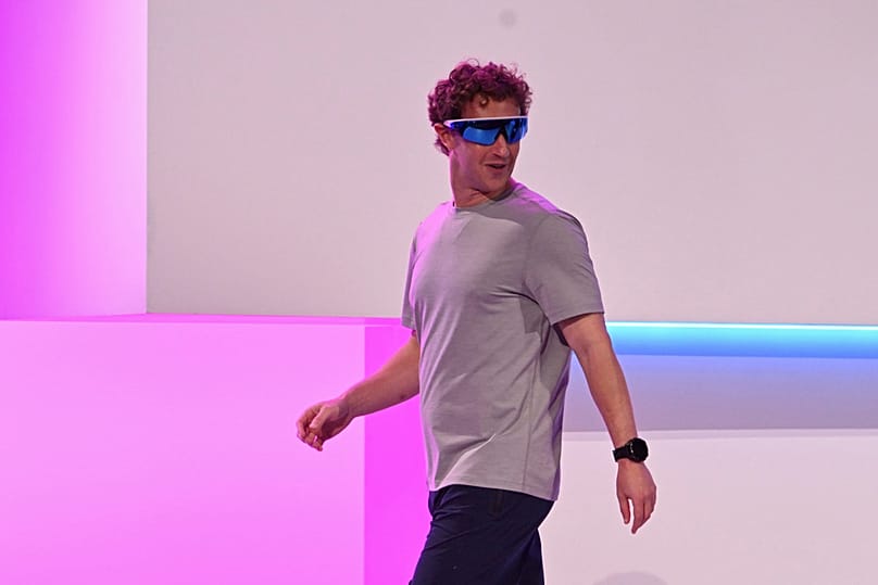 يمشي مارك زوكربيرج، الرئيس التنفيذي لشركة ميتا، على خشبة المسرح خلال مؤتمر مطوري Connect الخاص بالشركة يوم الأربعاء 17 سبتمبر 2025، في مينلو بارك، كاليفورنيا.