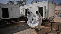  جثث فلسطينيين مجهولي الهوية، أعيدوا من إسرائيل ضمن صفقة وقف إطلاق النار، إلى مستشفى ناصر في خان يونس، قطاع غزة، يوم الجمعة 31 أكتوبر 2025. (أ. ف. ب/ عبد الكريم حنا)