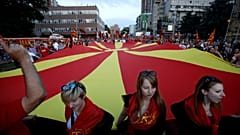 DATEI: Anhänger der Regierungskoalition schwenken National- und Parteifahnen während einer Kundgebung vor dem Parlamentsgebäude in Skopje, 18. Mai 2015