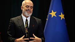 Arnavutluk Başbakanı Edi Rama, 15 Mayıs 2025 Perşembe günü Arnavutluk'un başkenti Tiran'daki Kryeministria'da İngiltere Başbakanı Keir Starmer ile birlikte bir basın toplantısına katıldı. (Leon N
