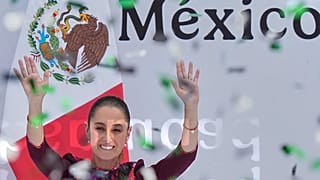 La presidenta Claudia Sheinbaum se dirige a sus simpatizantes en el Zócalo, la plaza principal de la Ciudad de México, el 5 de octubre de 2025.