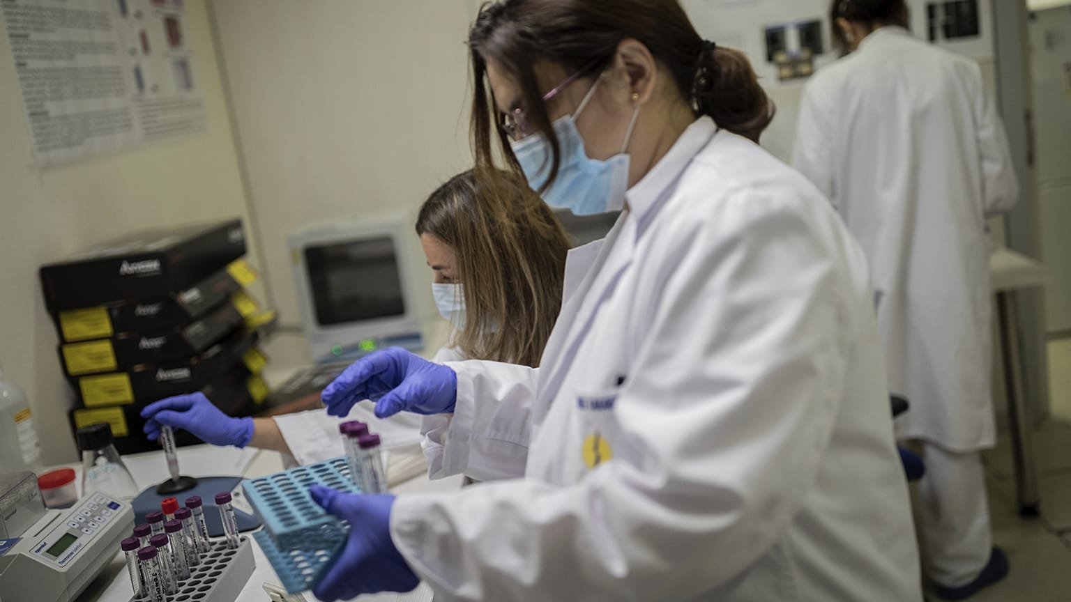 يعمل أفراد من الطاقم الطبي في مختبر على تجهيز أدوات اختبار في عيادة "سيمترو" (Clinica CEMTRO) في مدريد، إسبانيا.  (تصوير: برنات أمانغيه/أسوشيتد برس)