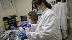 يعمل أفراد من الطاقم الطبي في مختبر على تجهيز أدوات اختبار في عيادة "سيمترو" (Clinica CEMTRO) في مدريد، إسبانيا.  (تصوير: برنات أمانغيه/أسوشيتد برس)