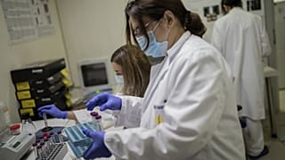 يعمل أفراد من الطاقم الطبي في مختبر على تجهيز أدوات اختبار في عيادة "سيمترو" (Clinica CEMTRO) في مدريد، إسبانيا.  (تصوير: برنات أمانغيه/أسوشيتد برس)