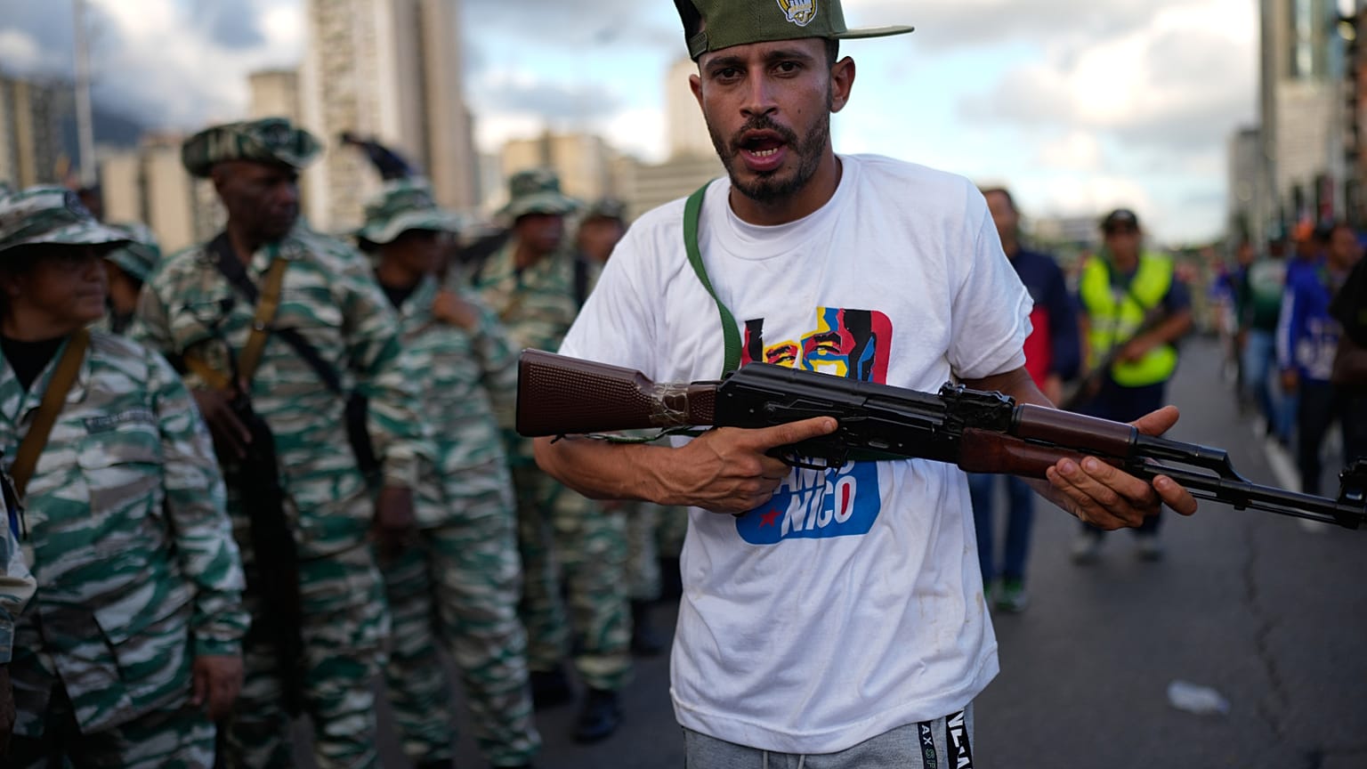 متظاهر مسلح يسير تأييدًا للرئيس نيكولاس مادورو في كاراكاس، فنزويلا، الثلاثاء 23 أيلول/سبتمبر 2025. 