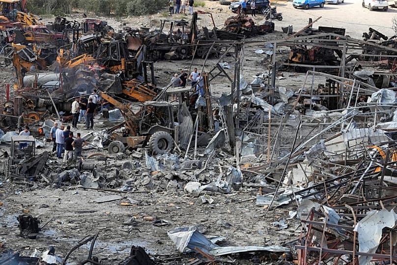 لبنانيون يتفقدون موقع استهداف الجرافات الإسرائيلية مساء الأربعاء في قرية أنصارية جنوب لبنان، الخميس 4 سبتمبر/أيلول 2025.