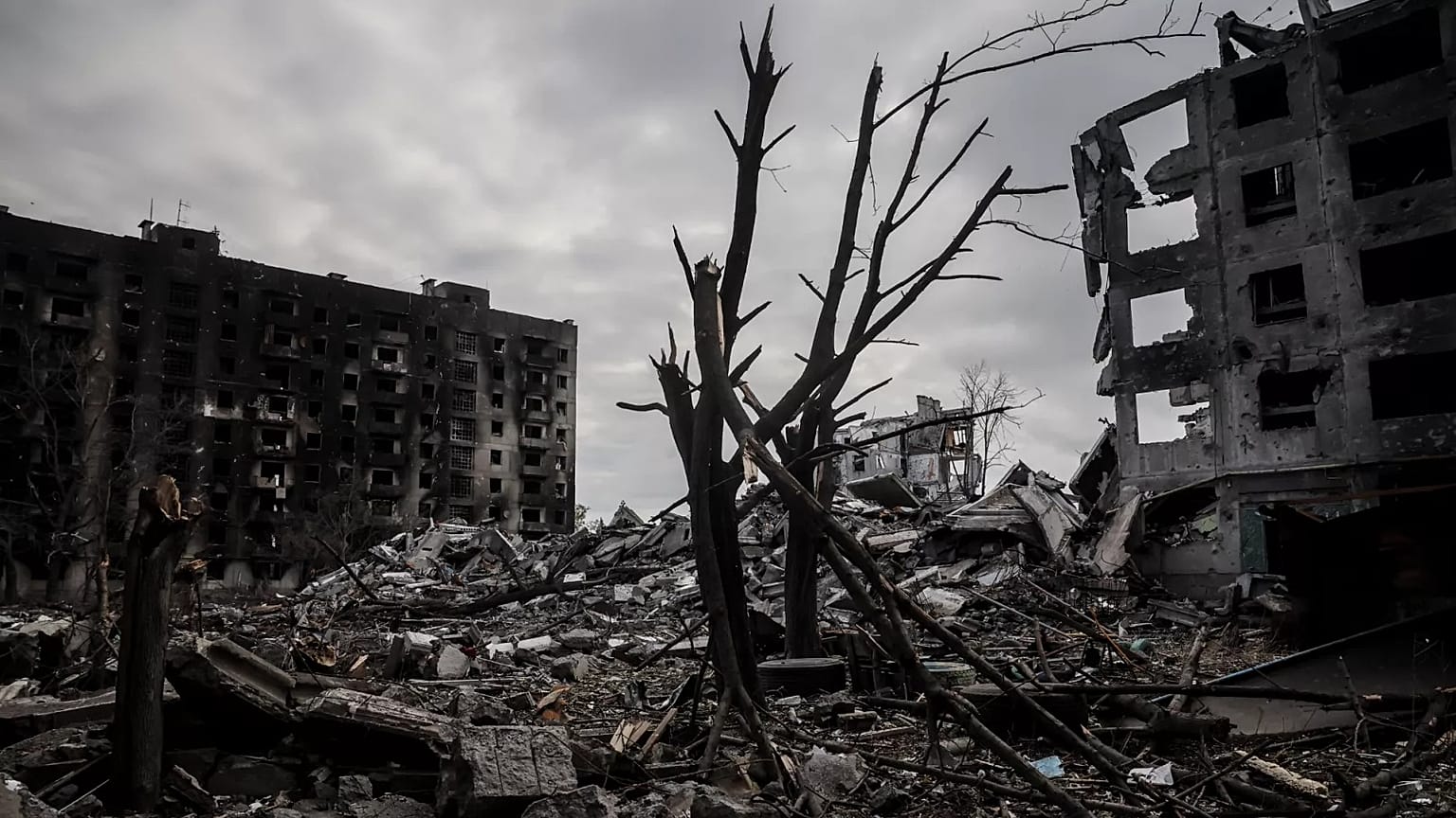 Kostiantynivka'daki yıkıntılardan dumanlar yükseliyor, 13 Ekim, 2025