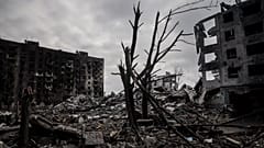 Дым поднимается от руин в Константиновке, 13 октября 2025 года