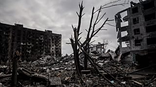 El humo sale de las ruinas de Kostiantynivka, 13 de octubre de 2025.