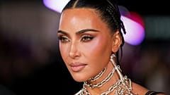 كيم كارداشيان تلتقط صورًا عند وصولها إلى العرض الأول للمسلسل التلفزيوني "كل شيء على ما يرام" يوم الأربعاء، 22 أكتوبر/تشرين الأول 2025، في لندن.