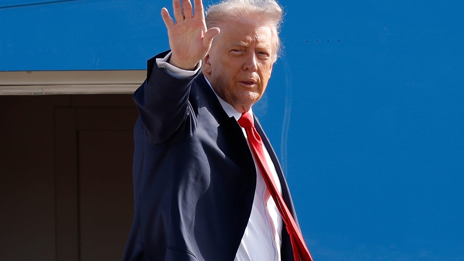 Trump se dispone a embarcar a bordo del Air Force One